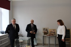 Сегодня в Гаврилов-Ямской центральной районной библиотеке-музее прошла рабочая встреча с участием Главы района Алексея Комарова и начальника управления по делам архивов Правительства Ярославской области Евгения Гузанова. 