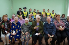         Инспекторы ГИБДД вручают световозвращатели пожилым пешеходам.