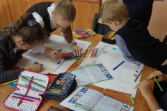           В преддверии каникул инспекторы ГИБДД проводят в школах уроки безопасности, уделяя особое внимание движению пешеходов по безопасным маршрутам.