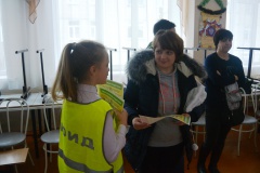           При проведении новогодних мероприятий ребята из отряда ЮИД напоминали родителям о недопустимости нарушения Правил дорожного движения в праздничные дни.