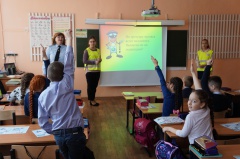           Госавтоинспекторы совместно с  воспитанниками отрядов ЮИД проводят викторины для учащихся начальной школы.