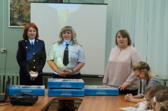 Полицейские поздравили ребят из Гаврилов-Ямской школы- интерната для слабовидящих с наступающим Новым годом и напомнили основные правила поведения в дни зимних каникул