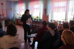 Об использовании световозвращающих элементов и неукоснительном соблюдении правил перевозки несовершеннолетних пассажиров сотрудники Госавтоинспекции проводят беседы с родителями.