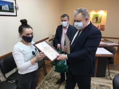 Молодым семьям вручили жилищные сертификаты