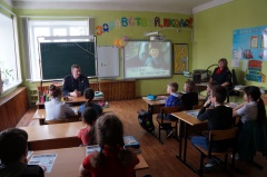          Сотрудники Госавтоинспекции и подразделения по делам несовершеннолетних проводят профилактические занятия в сельских и малокомплектных школах.