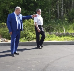 Глава района Алексей Комаров проверил ход работ на объектах благоустройства, которые выполняются в рамках губернаторского проекта «Решаем вместе!»