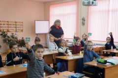           Госавтоинспекторы проводят мастер-классы по изготовлению светоотражателей.