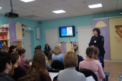           Инспекторы ГИБДД напоминают родителям о необходимости применения световозвращающих элементов на верхней одежде и недопустимости перевозок детей не по правилам.