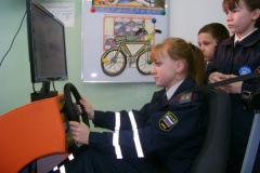 Кадеты  осваивают  автотренажер