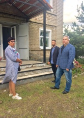 Глава района Алексей Комаров посетил Великосельскую школу, где проверил готовность пришкольного лагеря к приему детей и ход подготовки учреждения к новому учебному году.