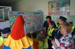              Юные инспекторы движения ведут активную пропагандистскую работу в школах и детских садах.