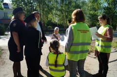           Сотрудники Госавтоинспекции, Родительские патрули, кадеты средней школы № 2 и воспитанники детского сада «Солнышко» напоминают об ответственном поведении пешеходам и водителям.