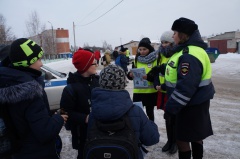 Юные инспекторы движения напоминают о важности использования световозвращающих элементов с помощью специального громкоговорящего устройства.