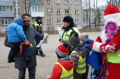 Полицейский Дед Мороз поздравил участников дорожного движения с наступающими праздниками и напомнил правила безопасного поведения на проезжей части.