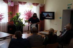 Сотрудники ГИБДД напомнили пожилым людям о правилах безопасного поведения на дорогах.