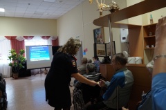 Накануне Международного дня инвалидов сотрудники Госавтоинспекции проводят профилактические мероприятия для людей с ограниченными возможностями.