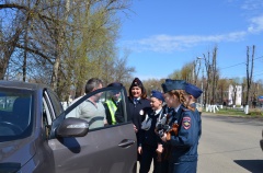 Кадеты по профилю Госавтоинспекции напоминают Правила дорожного движения и вручают георгиевские ленточки.