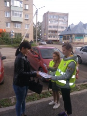 Воспитанники отрядов Юных инспекторов движения напоминают участникам движения о безопасности в районе пешеходных переходов.