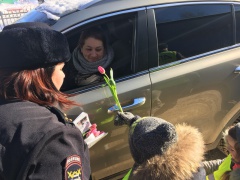 Инспекторы ГИБДД и юные помощники из детского сада «Ленок» поздравили участниц дорожного движения с Днем 8 Марта. 