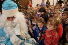 Новогодние хороводы у красавицы ёлки для участников коллективов Центра народного творчества.