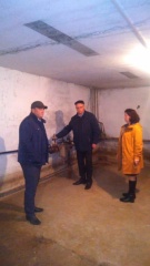  Андрей Сергеичев вместе с Главой Шопшиснкого поселения Александром Зинзиковым сегодня выехал в Шалаевкую начальную школу - детский сад, где осмотрел помещения котельной