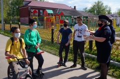 Со Всемирным днем велосипеда госавтоинспекторы поздравили юных водителей и напомнили Правила дорожного движения