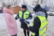 Юные инспекторы движения напоминают о важности использования световозвращающих элементов с помощью специального громкоговорящего устройства.
