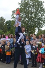 Андрей Забаев совместно с заместителем председателя Ярославской области Виктором Неженцем побывали на торжественной линейке в средней школе №3