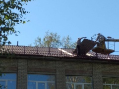 Андрей Забаев проверил ход работ по ремонту кровли Средней школы №3