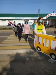 Инспекторы ГИБДД и воспитанники отрядов ЮИД проводят пешие экскурсии для школьников.