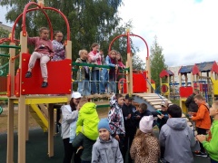 На улице Строителей, 2 торжественно открыли еще одну детскую площадку