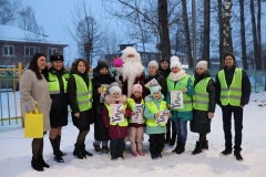            Полицейский Дед Мороз принял участие во флешмобе безопасности.