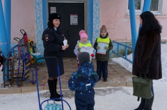 Автоинспекторы проводят экспресс-курсы по безопасной перевозке детей на санках