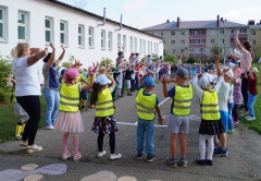 На пороге нового учебного года педагоги, родители и дошкольники повторяют Правила дорожного движения.
