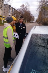            В международный день Белой трости госавтоинспекторы и воспитанники отряда ЮИД напомнили водителям о проблемах незрячих участников движения.