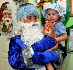 В детских садах, школах, учреждениях дополнительного образования и культуры прошли новогодние и рождественские елки.