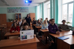            Сотрудники Госавтоинспекции проводят профилактические занятия со старшеклассниками.