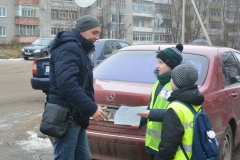 О правилах перевозки детей в транспортных средствах напомнили водителям воспитанники отряда ЮИД школы № 1.