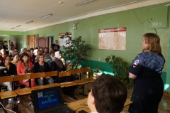 Сотрудники Госавтоинспекции принимают участие в общешкольных родительских собраниях.