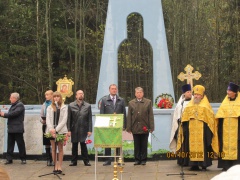 Возложение венков к мемориальному памятнику