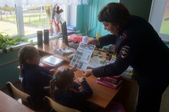         Инспекторы ГИБДД дарят школьникам световозвращающие браслеты и вместе участвуют в интернет - акции «Стань заметней! Засветись!»