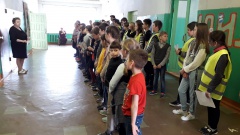 В преддверии весенних каникул сотрудники ГИБДД и отряды ЮИД проводят инструктажи безопасности по Правилам дорожного движения