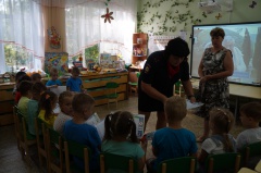 Вместе с инспекторами ГИБДД дошкольники повторяют Правила дорожного движения и получают в подарок световозвращатели.