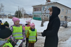             Воспитанники детских садов принимают участие в пропагандистских акциях по неукоснительному соблюдению Правил дорожного движения.