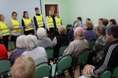              Сотрудники Госавтоинспекции и воспитанники отрядов ЮИД напоминают о правилах безопасности пожилым участникам дорожного движения.