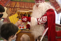 Губернаторские елки для детей из многодетных, неполных, малоимущих семей, детей-инвалидов, сирот и оставшихся без попечения родителей.