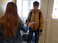 ВОЛОНТЕРЫ ПРИЗЫВАЛИ ОТКАЗАТЬСЯ ОТ КУРЕНИЯ И РАССКАЗЫВАЛИ О ДЕТСКОМ ТЕЛЕФОНЕ ДОВЕРИЯ