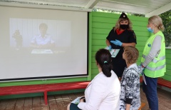 Инспекторы ГИБДД и активисты родительского патруля проводят тренинги по выбору детских удерживающих устройств для мам и пап.