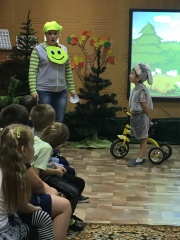 Госавтоинспекторы рассказывают дошкольникам и их родителям  о преимуществах световозвращающих элементов, а также проводят «мастер-классы» по их изготовлению