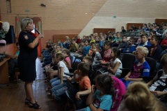 Госавтоинспекторы продолжают проведение профилактических мероприятий в загородных оздоровительных лагерях региона